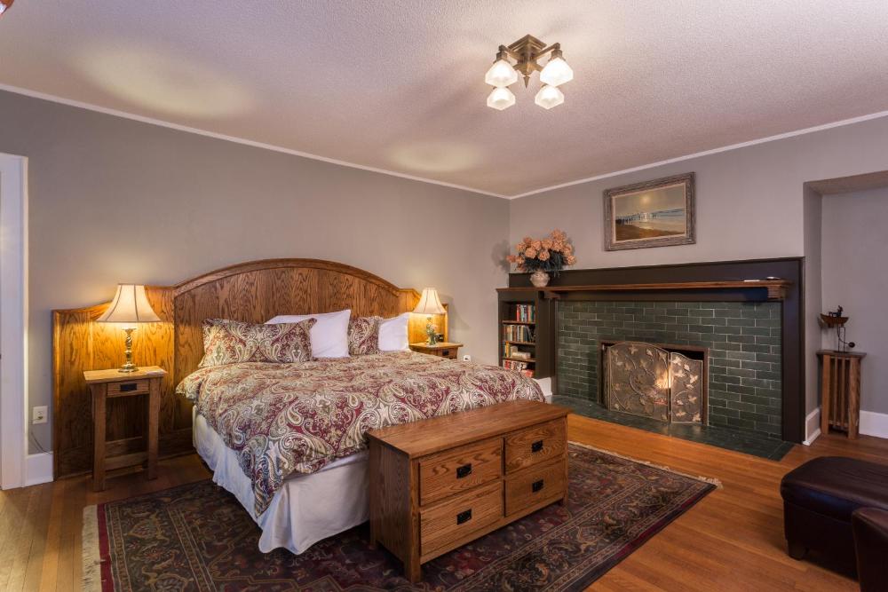 Deluxe King Room interior