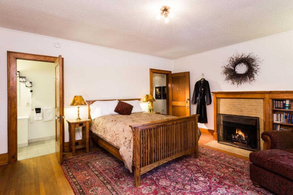 Deluxe Queen Room interior