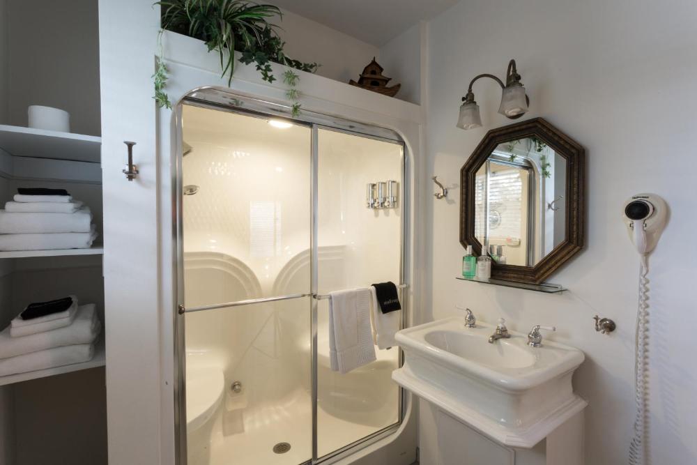 Deluxe Queen Room interior